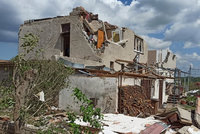 Šok pro poškozené tornádem: Stát vrací devět z deseti žádostí o dotaci na zničené domy!