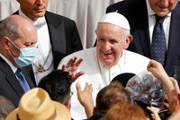 Papež se zotavuje po náročné operaci. Vyrazil se projít, dojaly ho vzkazy a zrušil audienci