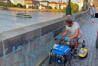 Graffiti z Karlova mostu zmizelo, restaurátor ho odstraňoval celý víkend. Škoda 100 tisíc