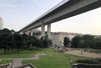 „Za zelenou, ne betonovou Folimanku!“ Občané Prahy 2 kulturně demonstrují proti výstavbě volnočasového areálu pod Nuselským mostem