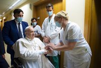 Papež František po komplikované operaci opustil nemocnici. Už plánuje další cesty