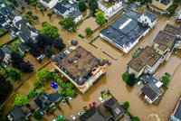 Velká voda protrhla hrázi: Evakuace stovek lidí v Nizozemí. Za zvuků sirén utíkali na kopce
