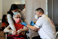 Koronavirus ONLINE: Izrael nabídne seniorům třetí dávku vakcíny. A vláda bude řešit děti