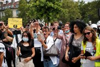 Koronavirus ONLINE: 192 případů za pátek, trable pro dovolenkáře a demonstrace proti covid pasům
