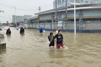 Úder tajfunu: Záplavy, evakuace, vichr a výpadky proudu. Šanghaj ruší lety