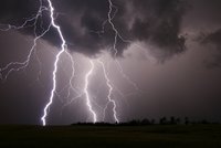 Silné bouřky sužují Hradecko i Pardubicko. Hrozí i krupobití, sledujte radar