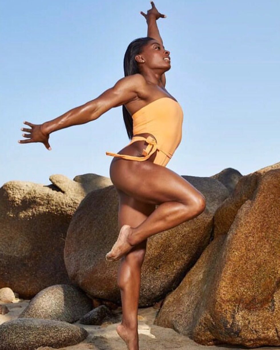 Sexy gymnastka Simone Biliesová má božskou postavu. 