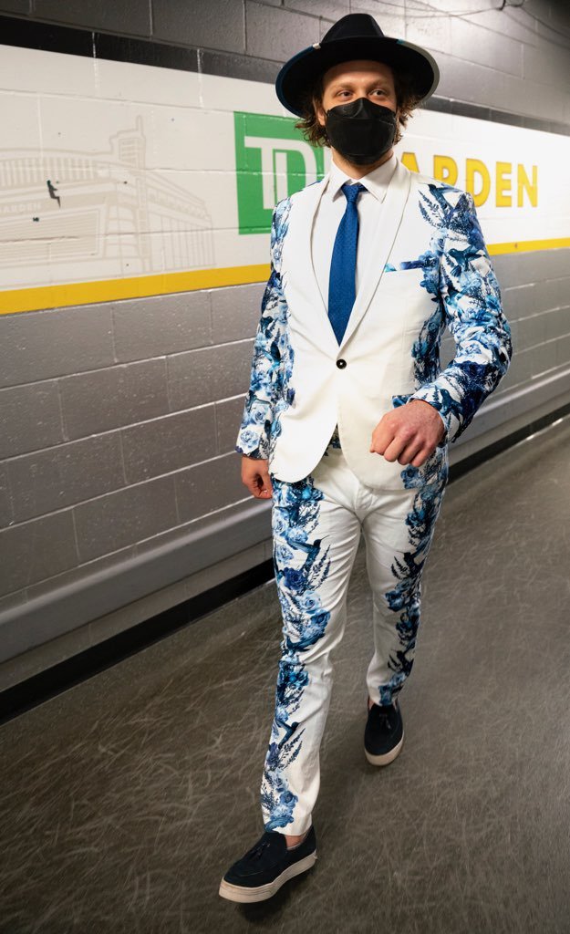 Bruins Pastrnak Outfit : Bruins Throw It Back To The 90s For Tahoe ...