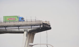 Zřícení mostu u italského Janova: Grafika ukazuje, jak se to stalo